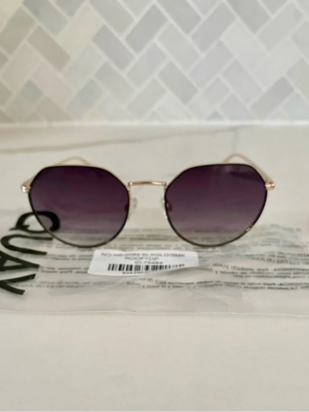 Quay Rooftop Round Sunglasses In Black And Gold Frame/Smoke Lenses Women's New